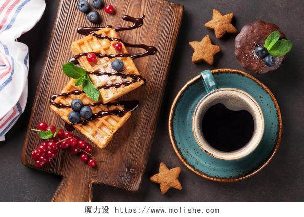 桌子上的咖啡华夫饼饼干甜品摄影图